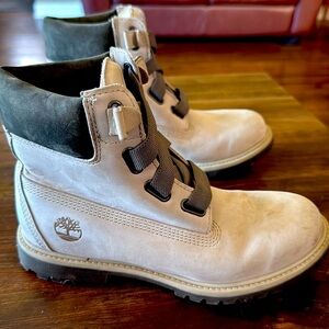 Timberland boots
Size 7,5
Used few times
Great condition